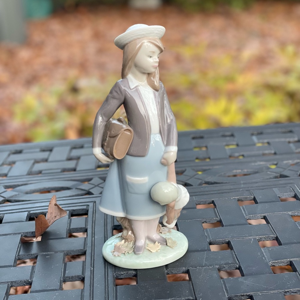 LLADRO #5218 Autumn School Girl ceramic collectible figurine